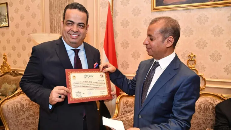 أعضاء «الشيوخ» يتسلمون كارنيهات «العضوية» .. منهم النائب عصام هلال ابن الحوامدية