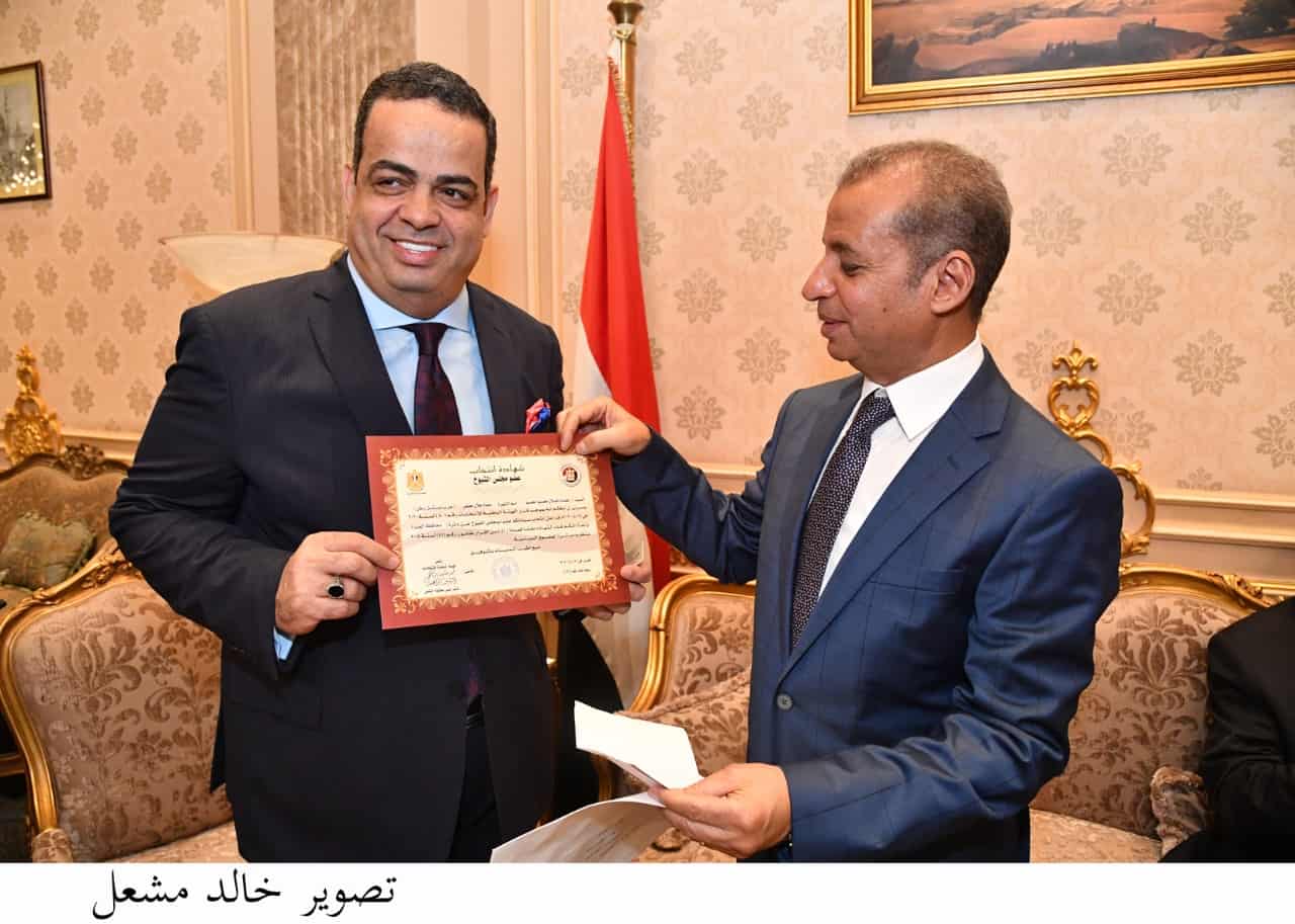 أعضاء «الشيوخ» يتسلمون كارنيهات «العضوية» .. منهم النائب عصام هلال ابن الحوامدية