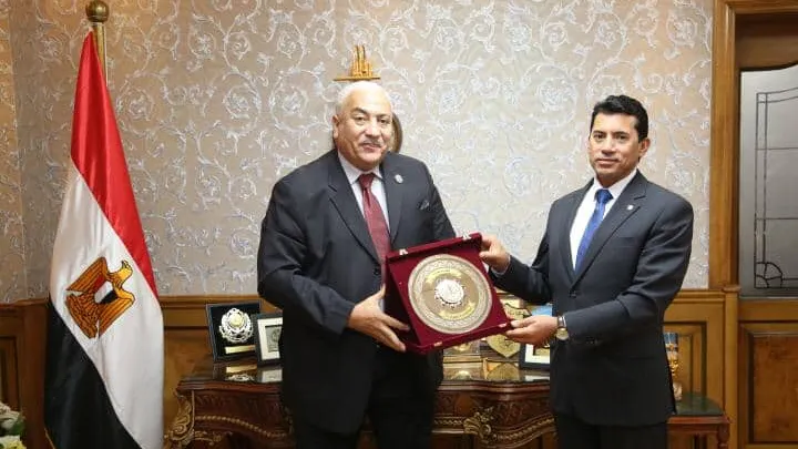 وزير الشباب ورئيس جامعة مدينة السادات يناقشان التعاون في الأنشطة والفعاليات الرياضية