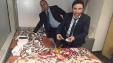 يستغل إعاقة والدة لتهريب بضائع وهواتف محمولة بمطار القاهرة .. والسلطات تتمكن من ضبطه