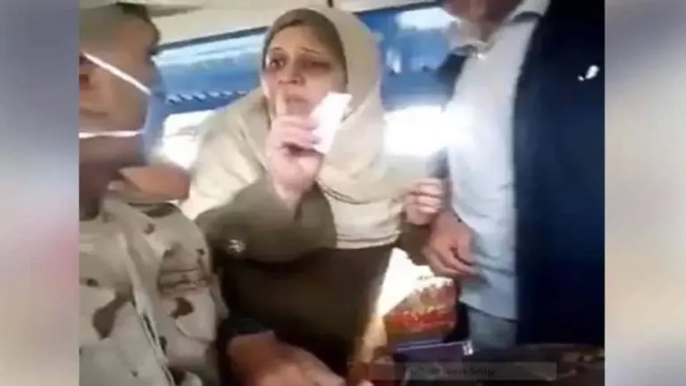 شاهد بالفيديو .. بسبب التذكرة كمسري يتنمر على جندي بالقوات المسلحة .. وسيدة تدفعها له "انت زى ابنى"