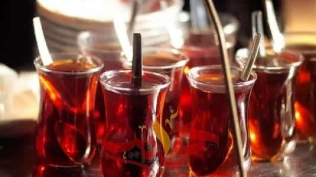 هل تعلم؟ شرب الشاي والقهوة بهذه الطريقة قد يزيد من خطر السرطان!