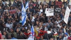 القدس وتل أبيب يشتعلان بالتظاهرات ضد نتنياهو .. معارضوه يتهمونه بـ “الفساد”