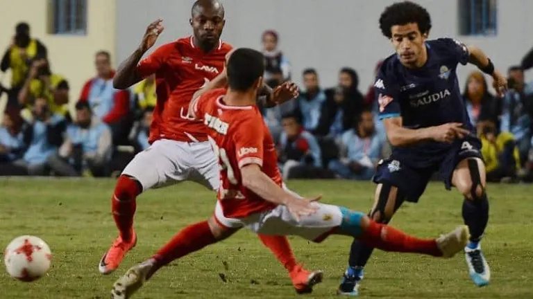 الأهلي يمنح غريمه التقليدي الزمالك قبلة الحياة بعد تعادله السلبى مع بيراميدز