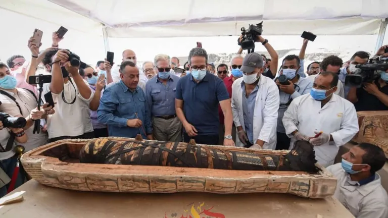 الكشف عن 59 تابوتا خشبيا مغلقا .. 28 تمثالا لإله جبانة بتاح سوكر وعدد كبير من التمائم وتماثيل الأوشابتي واللقى الأثرية بمنطقة آثار سقارة