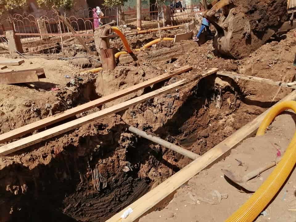 ابو شنب: تركيب تندات أعلى محولات الكهرباء بمحطة رفع مزغونة .. متابعة تركيب خطوط شبكه الصرف الصحي بزاوية دهشور