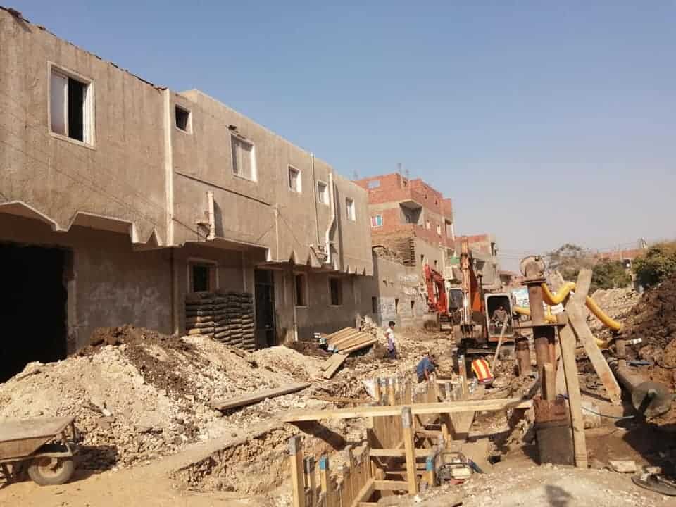 ابو شنب: تركيب تندات أعلى محولات الكهرباء بمحطة رفع مزغونة .. متابعة تركيب خطوط شبكه الصرف الصحي بزاوية دهشور