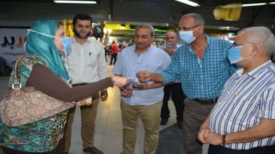 مترو الأنفاق يفاجئ جمهوره بتقديم هدايا رمزية عند شراء التذكرة