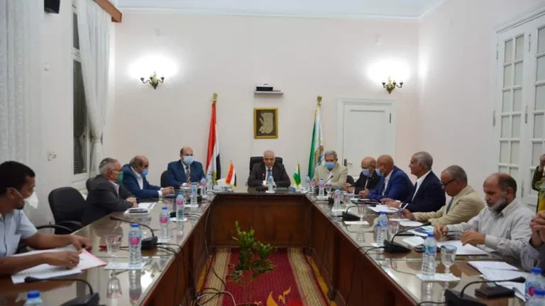 محافظ الجيزة .. إعداد جدول زمني لإنهاء مشروعات مياه الشرب والصرف الصحى