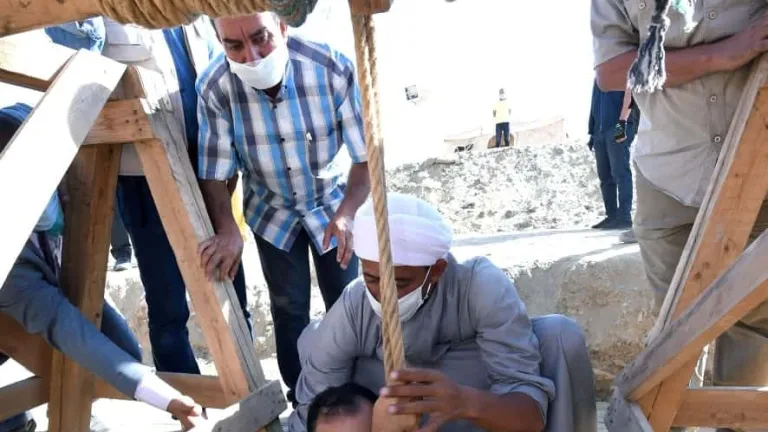 قريبا الأعلان عن كشف أثرى كبير بسقارة .. رئيس الوزراء داخل البئر لتفقده