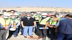 السيسى يترجل على قدمية أعلى الدائرى الاوسطى بالبدرشين .. يتجول فى جنوب الجيزة دون علم المسئولين .. يلتقط الصور التذكارية مع المهندسين والعمال تلبية لرغبتهم