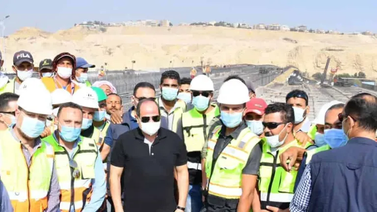 السيسى يترجل على قدمية أعلى الدائرى الاوسطى بالبدرشين .. يتجول فى جنوب الجيزة دون علم المسئولين .. يلتقط الصور التذكارية مع المهندسين والعمال تلبية لرغبتهم