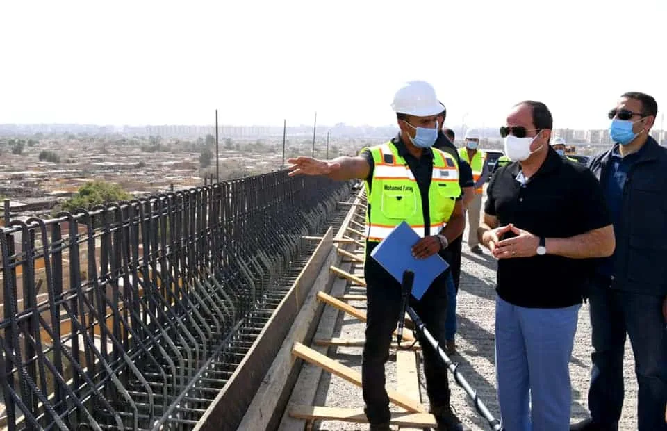 السيسى يفاجئ المهندسين بالتواجد فى مواقع عمل مشروعات