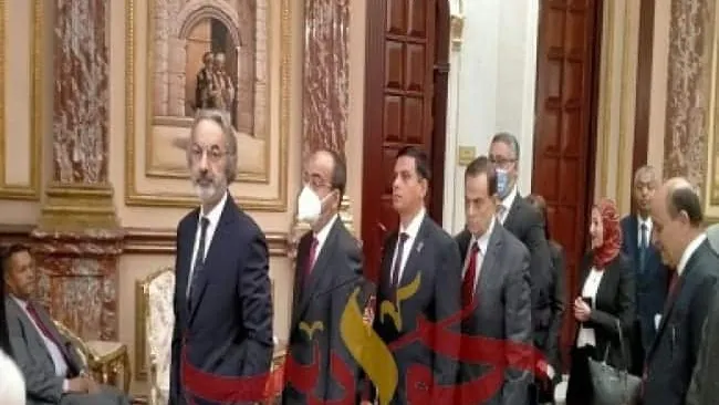المعينين من أعضاء مجلس الشيوخ يصطفون لتسجيل البصمة واستخراج الكارنيهات