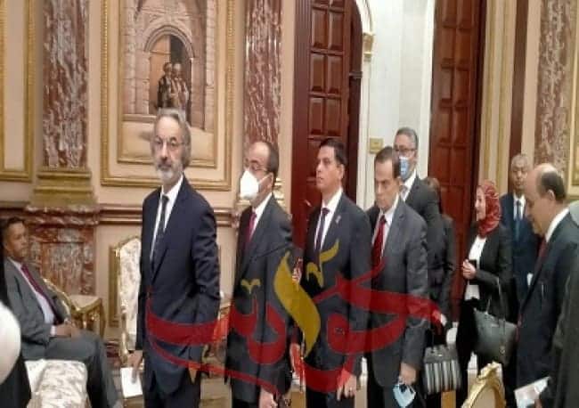 المعينين من أعضاء مجلس الشيوخ يصطفون لتسجيل البصمة واستخراج الكارنيهات