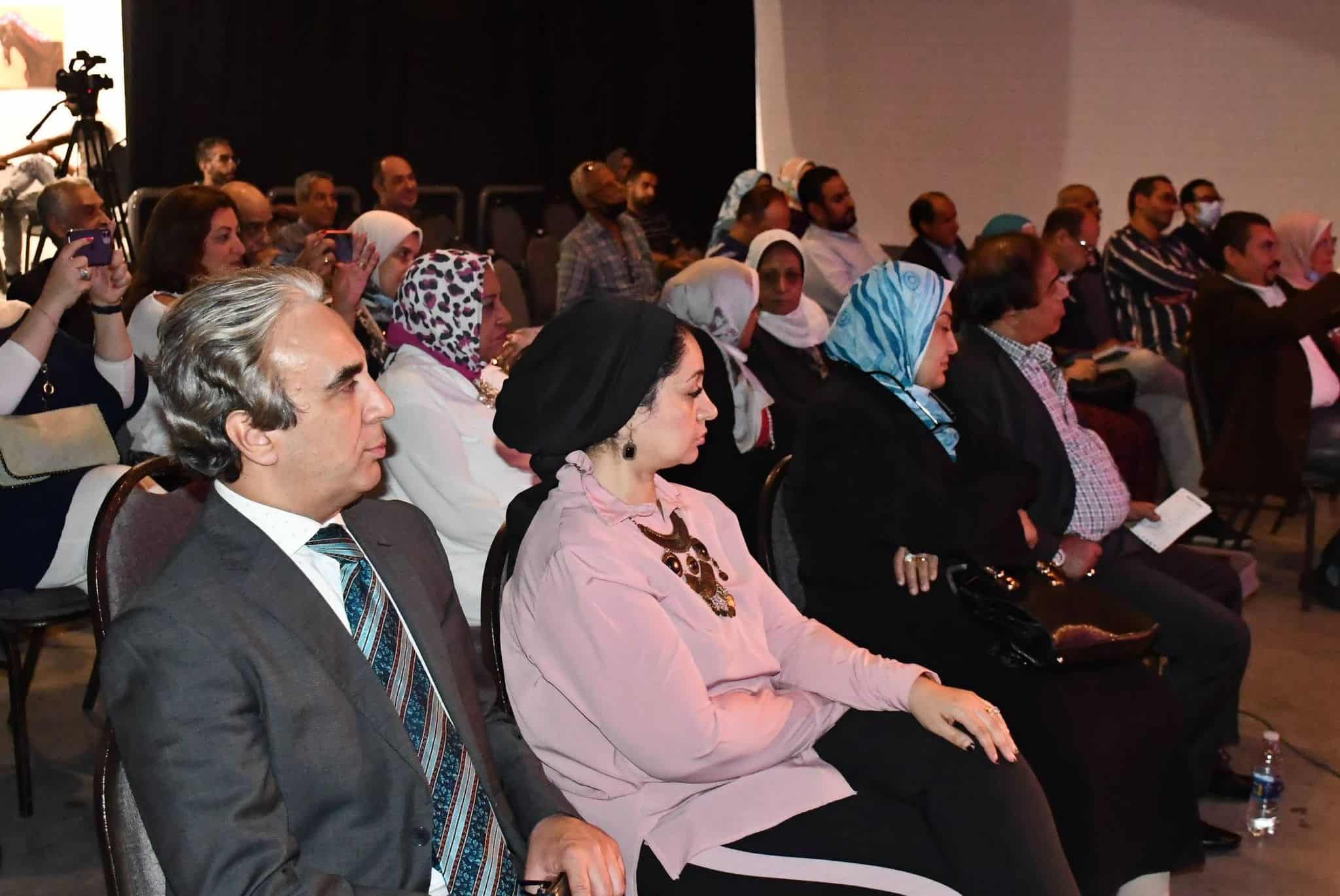 حفل توقيع ومناقشة كتاب " قصور مصر " للكاتبة سهير عبدالحميد ..مؤرخون : الكتاب يجمع بين الفن والأدب والتاريخ ..دافع عن التاريخ بموضوعية ولم يدافع عن حكام أو عصور