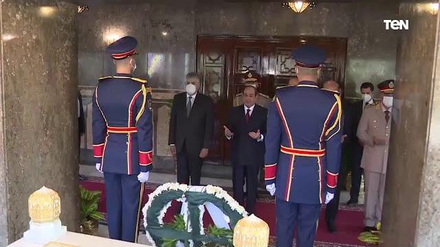 بالفيديو .. السيسي يضع أكاليل الزهور على النصب التذكارى لشهداء القوات المسلحة بمدينة نصر وقبرى السادات وناصر
