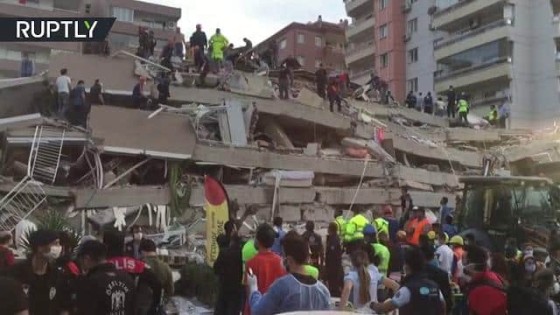 بالفيديو .. مقتل 12 شخصا وإصابة أكثر من 400 آخرين جراء زلزال وقع غرب تركيا