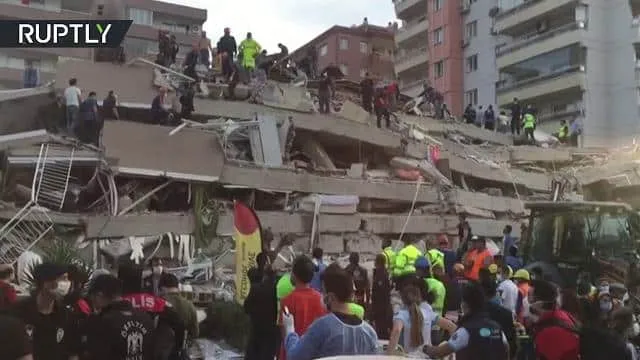 بالفيديو .. مقتل 12 شخصا وإصابة أكثر من 400 آخرين جراء زلزال وقع غرب تركيا