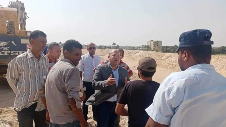 جولة ميدانية لنائب محافظ لمتابعة مخر سيل الودي والديسمي بالصف .. متابعة منسوب المياة بجزيرة الودي