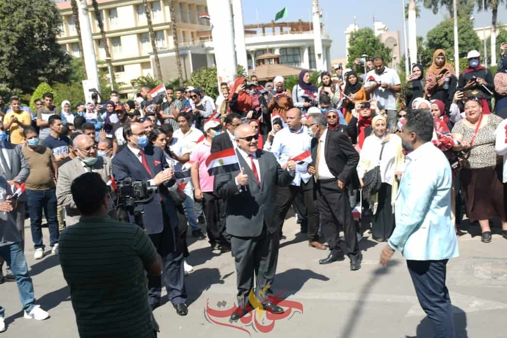 احتفالًا بانتصارات أكتوبر .. قبة جامعة القاهرة تتزين بأعلام مصر