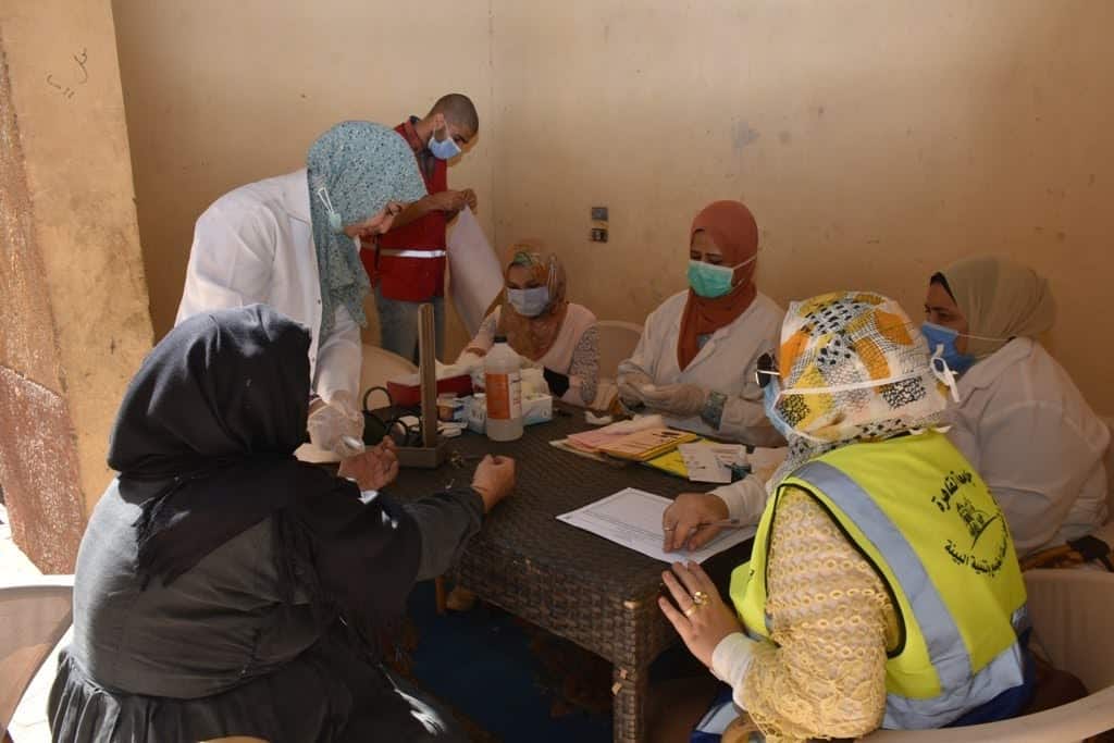 القافلة التنموية لجامعة القاهرة تواصل تقديم خدماتها لمنطقة عشش السودان بالجيزة