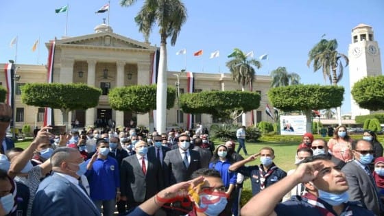 في اليوم الأول للعام الجامعي الجديد: عبد الغفار والخشت يشهدان تحية العلم وعزف النشيد الوطنى بحرم جامعة القاهرة