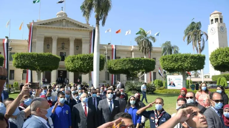 في اليوم الأول للعام الجامعي الجديد: عبد الغفار والخشت يشهدان تحية العلم وعزف النشيد الوطنى بحرم جامعة القاهرة