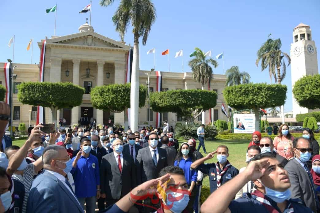 في اليوم الأول للعام الجامعي الجديد: عبد الغفار والخشت يشهدان تحية العلم وعزف النشيد الوطنى بحرم جامعة القاهرة