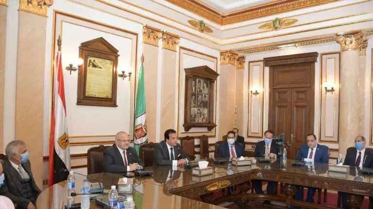عبد الغفار يشيد بالمنصة التعليمية الذكية لجامعة القاهرة .. الخشت: تحولنا الآن إلى جامعة ذكية من الجيل الثالث