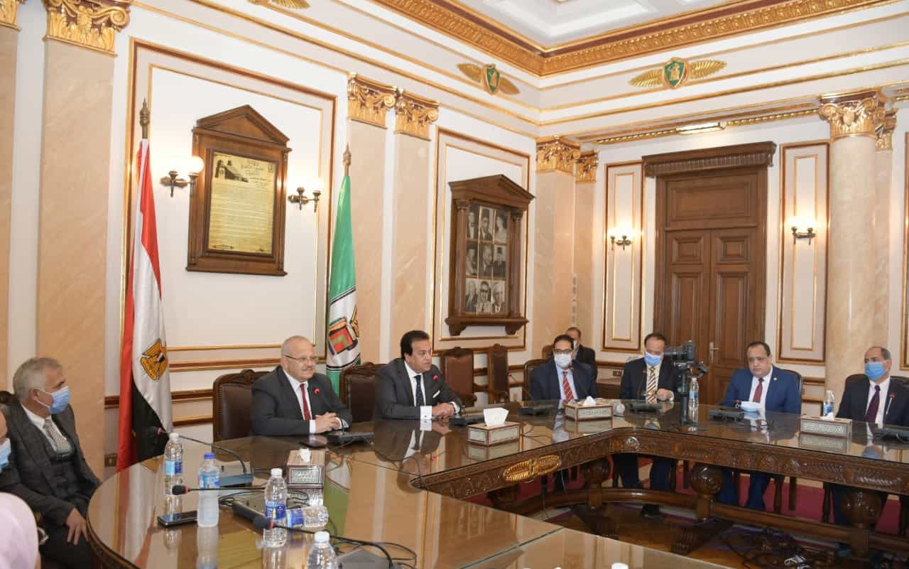 عبد الغفار يشيد بالمنصة التعليمية الذكية لجامعة القاهرة .. الخشت: تحولنا الآن إلى جامعة ذكية من الجيل الثالث