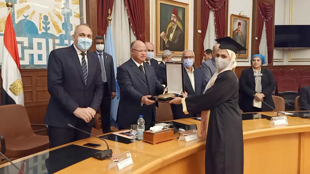 محافظ القاهرة يكرم أوائل الثانوية العامة .. ويؤكد: مصر تعتمد على عقول ابنائها المتفوقين لتحقيق نهضتها