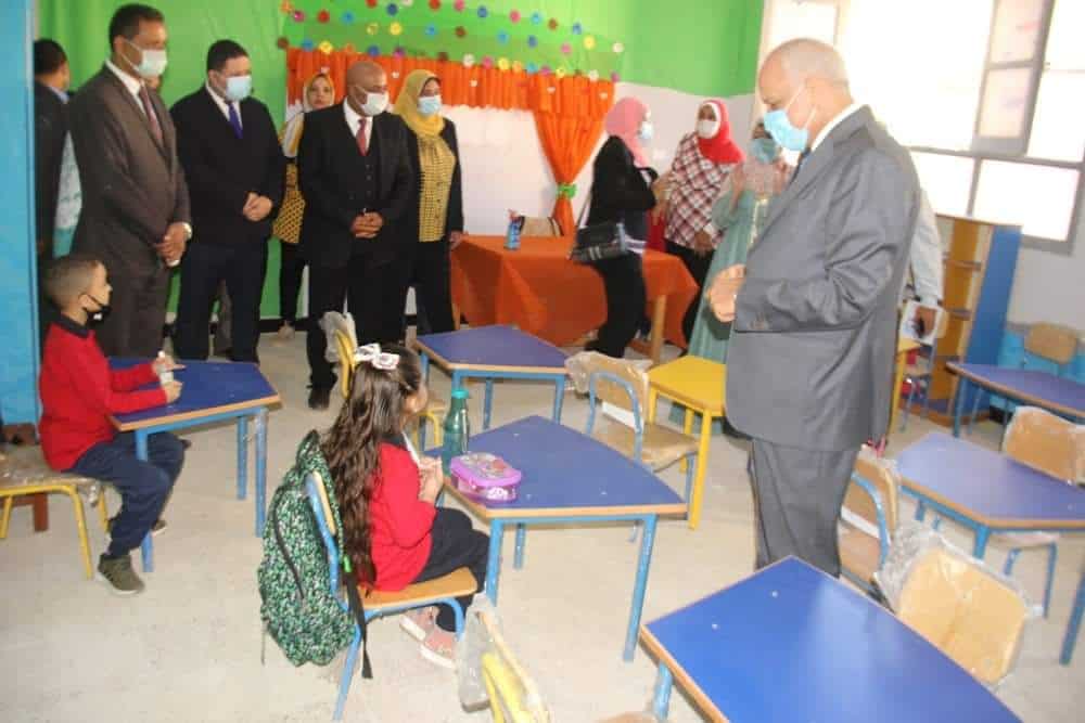 فى أول يوم دراسى ..  محافظ الجيزة يشارك الطلاب طابور الصباح  وتحية العلم .. يفتتح توسعات مدرسة أحمد بهجت الرسمية لغات بالهرم .. تسليم 65 الف جهاز تابلت لطلاب الصف الاول الثانوى العام