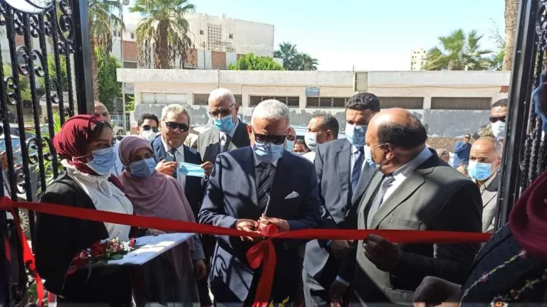 محافظ السويس ورئيس شركة مياه محافظات القناة يفتتحان أعمال تطوير مركز خدمة العملاء وعدد من محطات الصرف الصحى