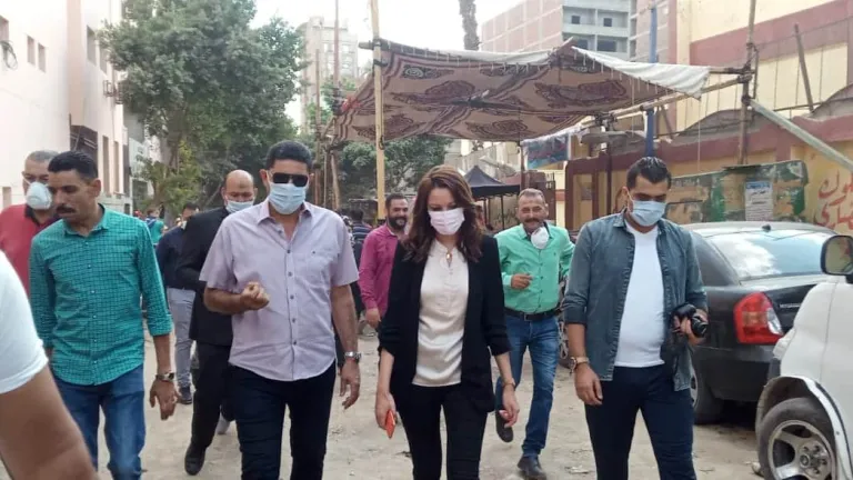 لمتابعة سير العملية الانتخابية .. نائبة محافظ الجيزة تتفقد مقار اللجان بحى جنوب الجيزة