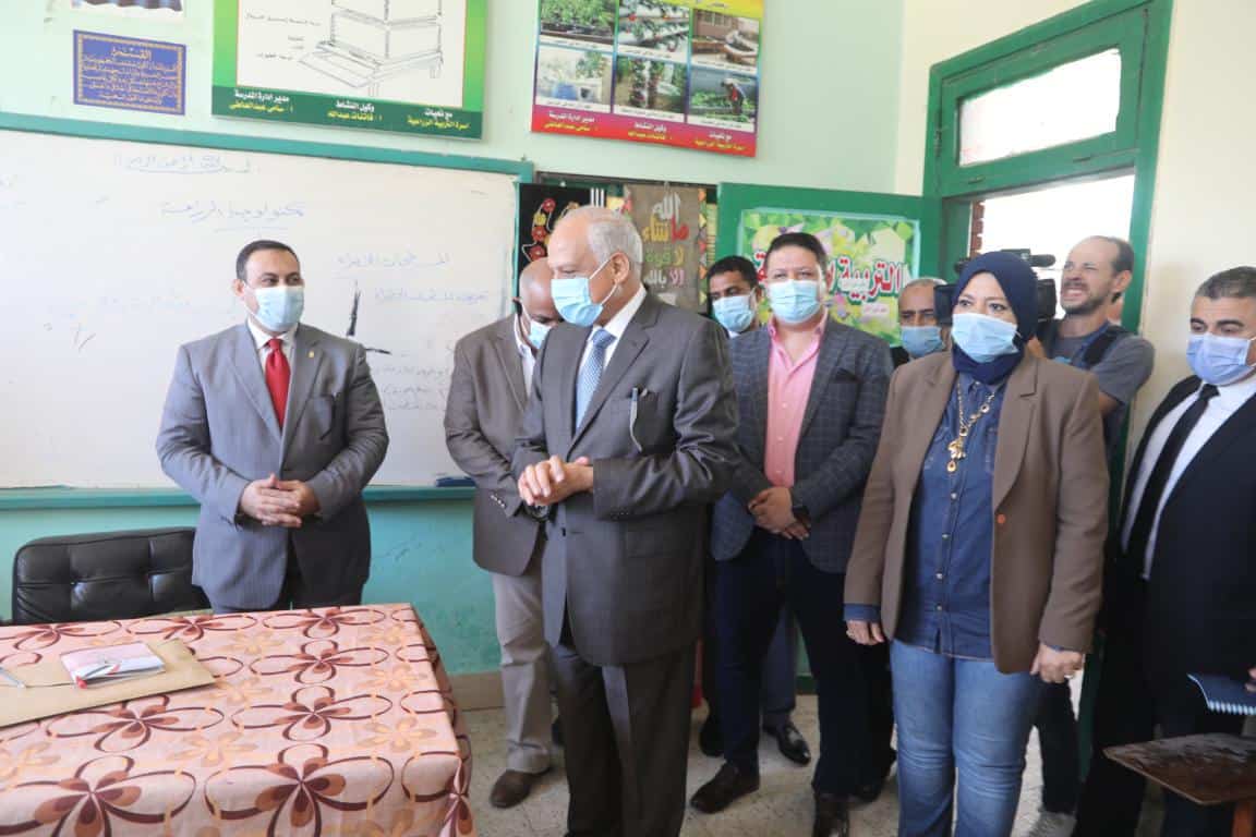 محافظ الجيزة يدلى بصوته فى إنتخابات مجلس النواب بمدرسة أم الابطال الثانوية