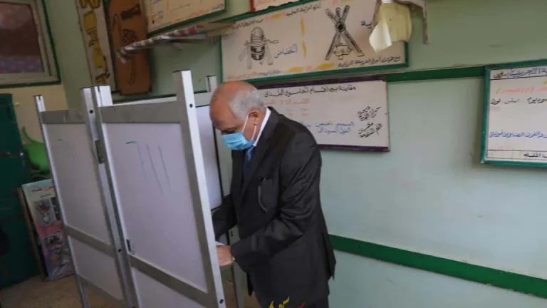 محافظ الجيزة يدلى بصوته فى إنتخابات مجلس النواب بمدرسة أم الابطال الثانوية