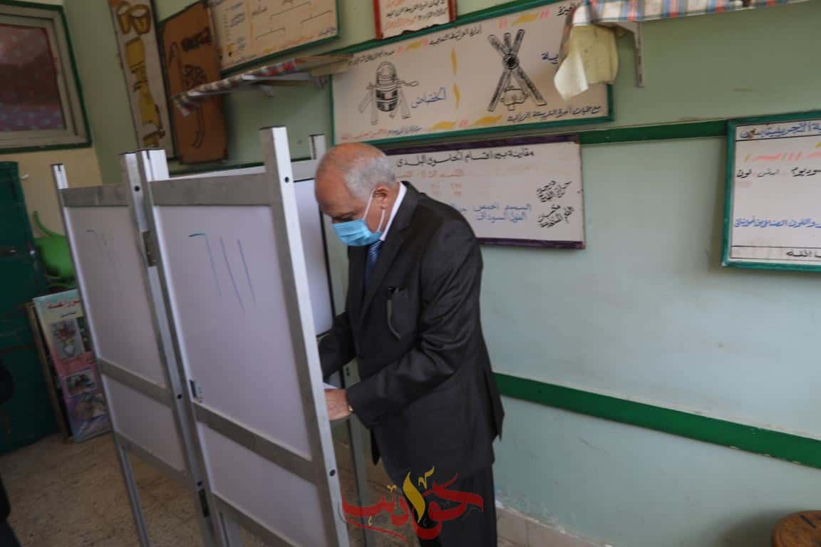 محافظ الجيزة يدلى بصوته فى إنتخابات مجلس النواب بمدرسة أم الابطال الثانوية