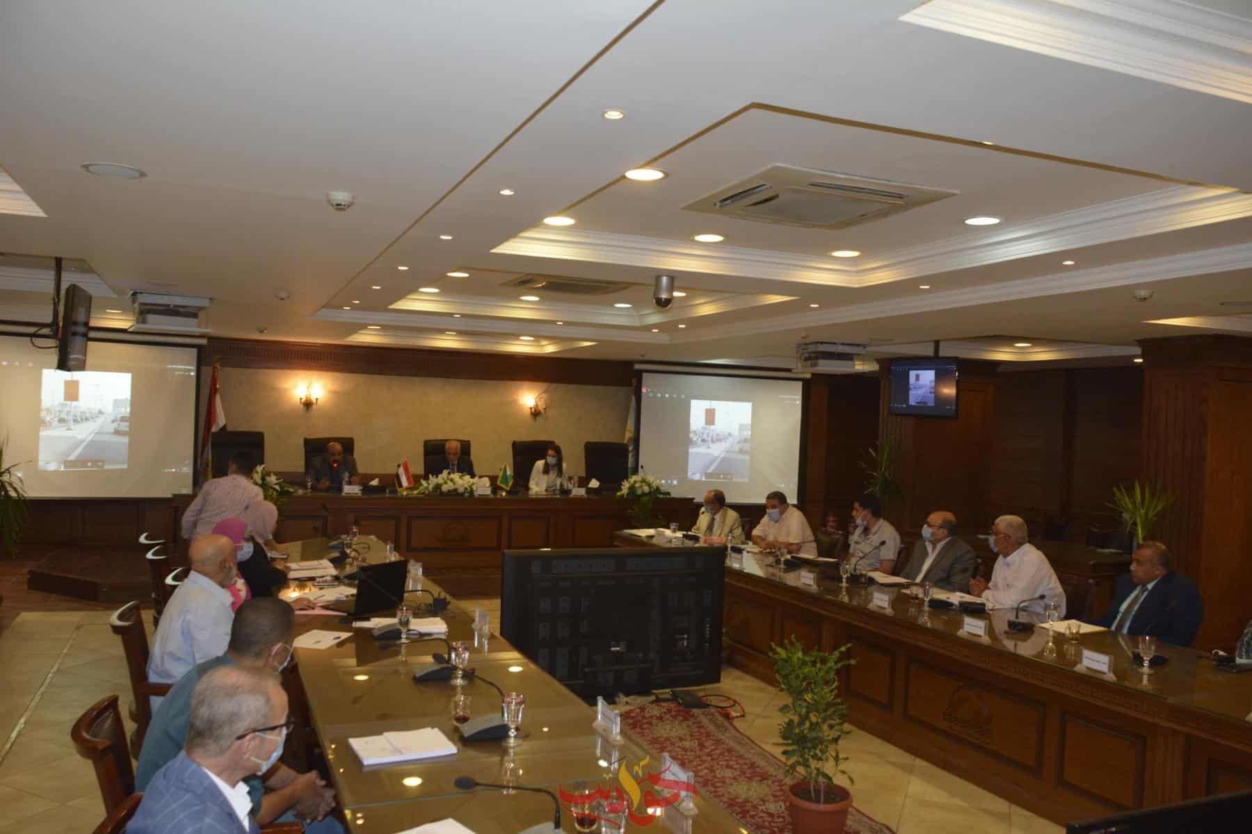 محافظ الجيزة يترأس إجتماع اللجنة العليا للإعلانات .. مهله لنهاية الشهر لتحصيل المديونيات علي الشركات