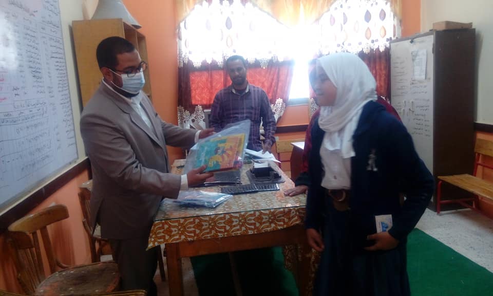 مدير مدرسة نزلة سلام الاعدادية بالصف يكرم الطلاب المتميزين والمتفوقين بهدايا عينية لتشجيعهم