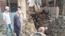 رئيس مدينة الصف يرافقه نائبه فى جولة تفقدية لمتابعة مشروع الصرف الصحى بالفهميين