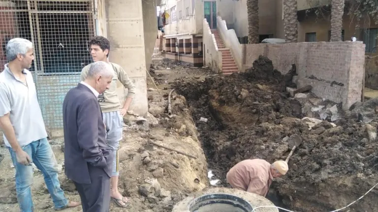 رئيس مدينة الصف يرافقه نائبه فى جولة تفقدية لمتابعة مشروع الصرف الصحى بالفهميين