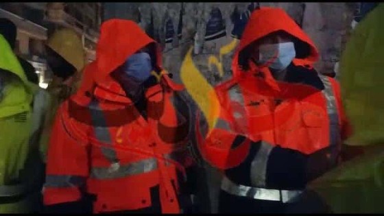 شاهد بالفيديو .. رئيس الشركة القابضة يتابع أعمال شفط مياه الأمطار فور بدء النوة بالأسكندرية