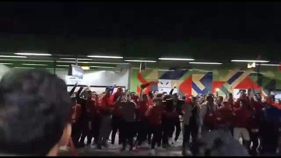 شاهد بالفيديو .. جماهير الاهلى تحتفل فى المترو بتشجيع ناديهم قبل بدء مباراة نهائى القرن