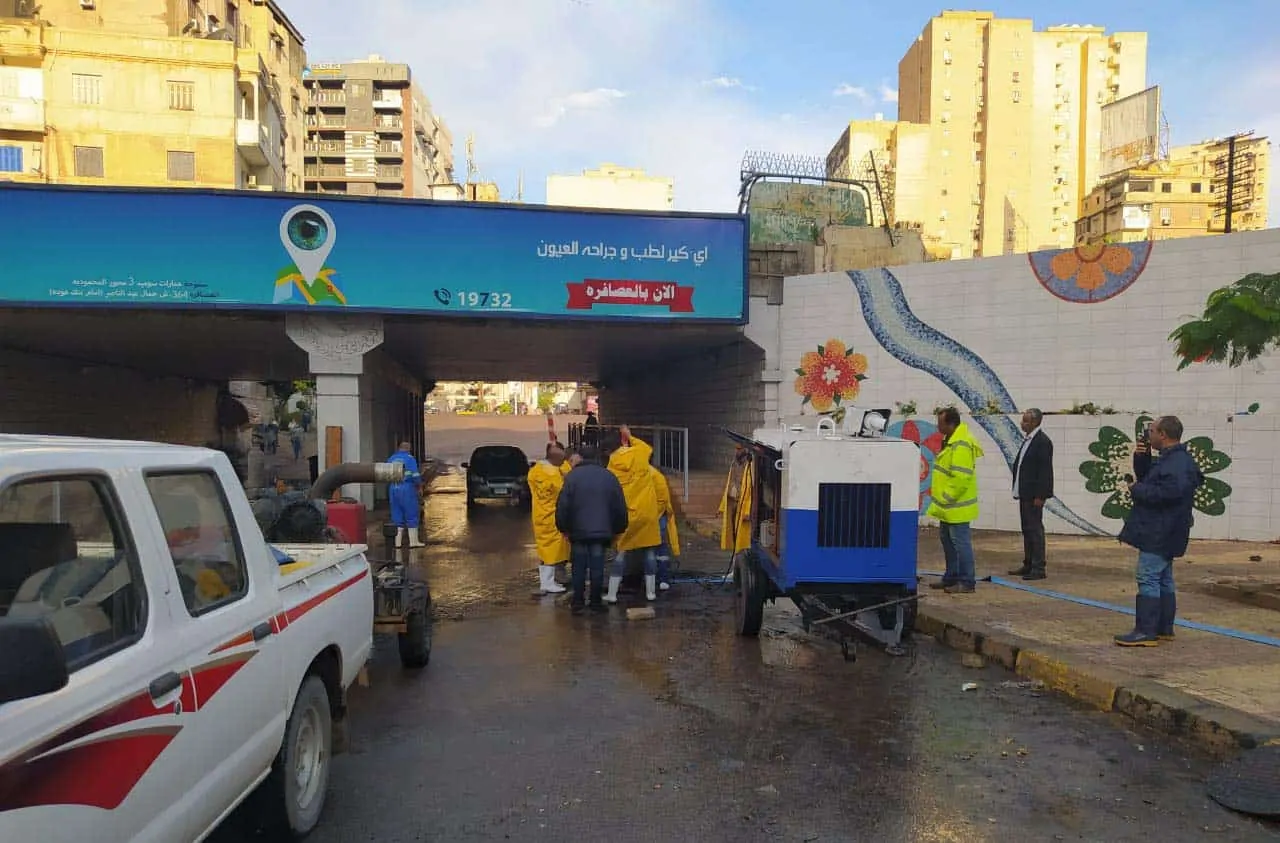 عمليات شفط مياة الأمطار ببعض مناطق الإسكندرية