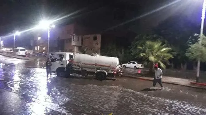 هطول الأمطار على مناطق متفرقه بالجيزة .. المحافظة تدفع بمعدات الشفط لرفع اثارها