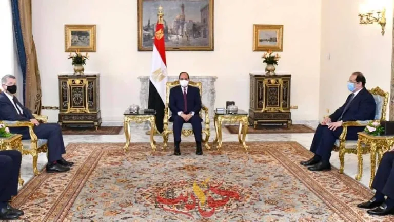 لتعزيز التعاون الأمني والاستخباراتي .. الرئيس السيسى يستقبل رئيس المخابرات البريطانية