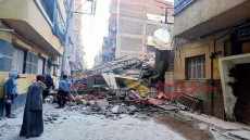 شاهد بالصور .. انهيار منزل قديم خالي من السكان دون اصابات