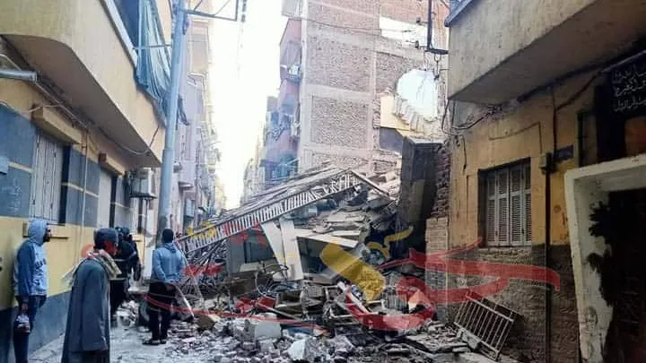 شاهد بالصور .. انهيار منزل قديم خالي من السكان دون اصابات