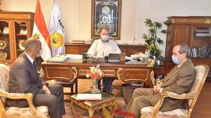 محافظ أسيوط يعلن وضع خطة لتعزيز الية تحصيل الايرادات وتنمية الموارد الذاتية وترشيد الانفاق